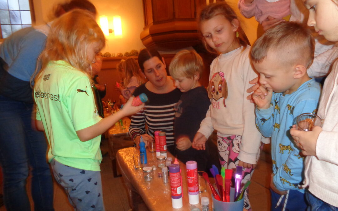 Unsere Kleinen treffen sich in der Uttwiler Kirche